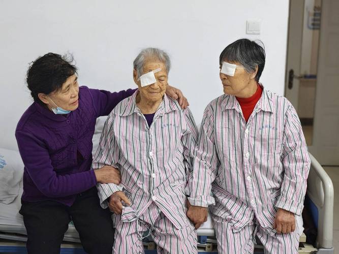暖心守护！永春爱尔眼科医院为孤寡驼背老人重铸清晰视界