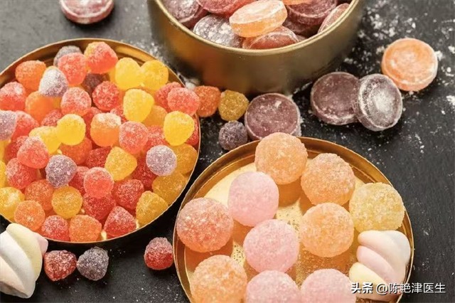 每吃一次，大脑萎缩就快一步？这5种食物是大脑老化的“加速器”