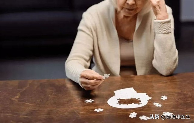 每吃一次，大脑萎缩就快一步？这5种食物是大脑老化的“加速器”