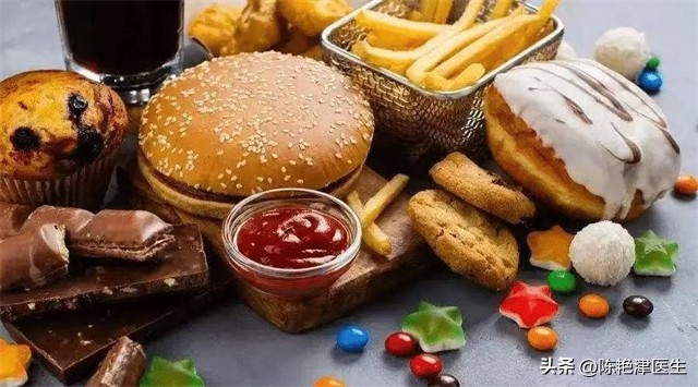 每吃一次，大脑萎缩就快一步？这5种食物是大脑老化的“加速器”