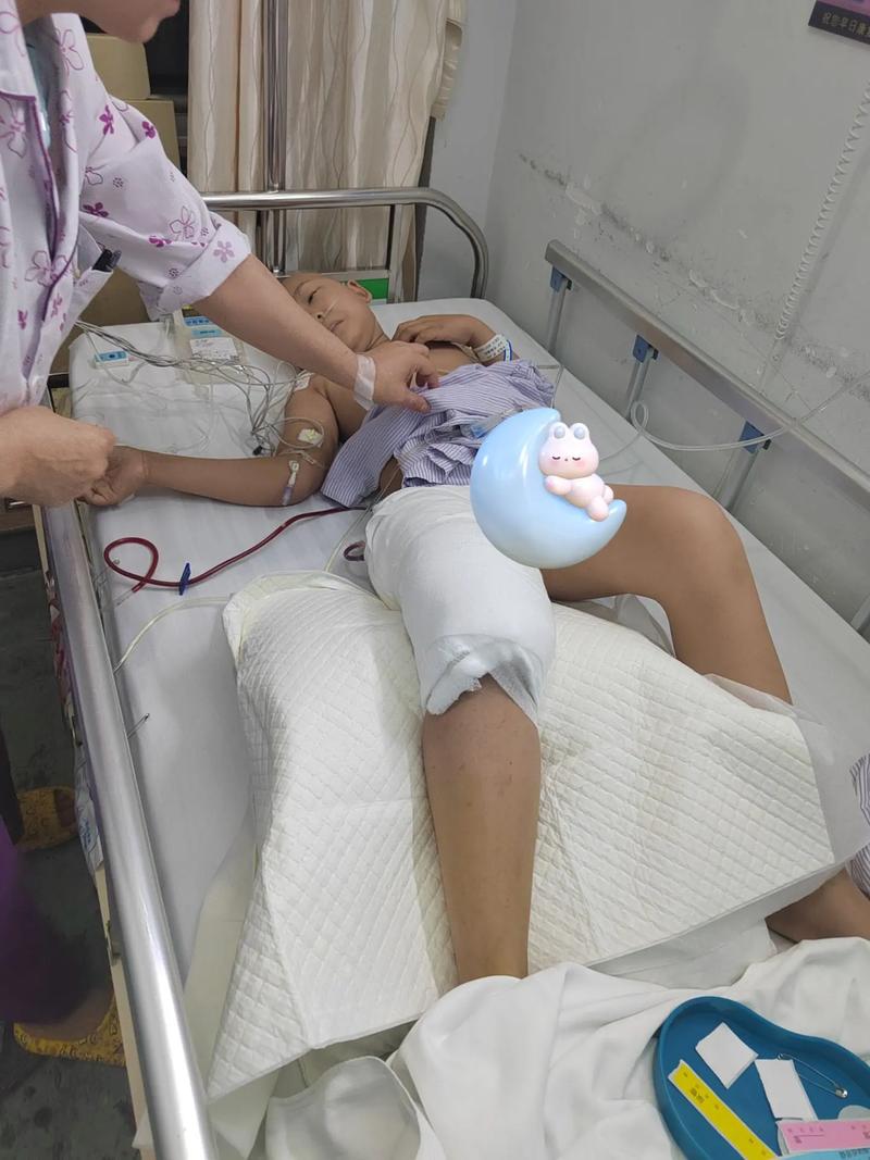 肿瘤骨转移断了腿，人工关节置换后再站立