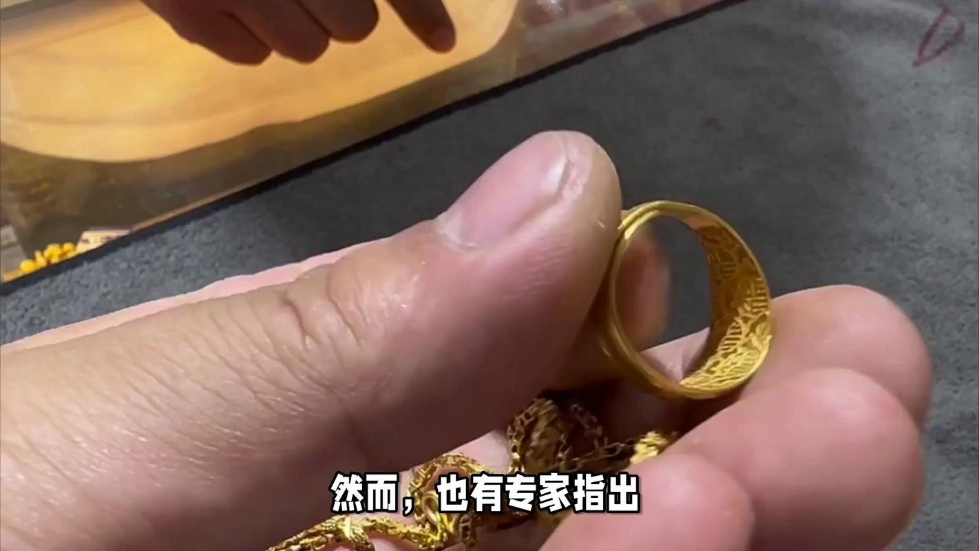 被高金价“逼疯”！年轻人自己在家打金首饰，省下1万块