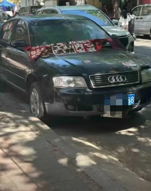 街头的士咋都不挂车牌？原是旧车到期新车救急，车牌还在制作中