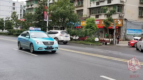 街头的士咋都不挂车牌？原是旧车到期新车救急，车牌还在制作中