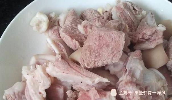炖羊肉汤时，千万别放“它”，不然羊汤特别膻，而且羊肉特别硬