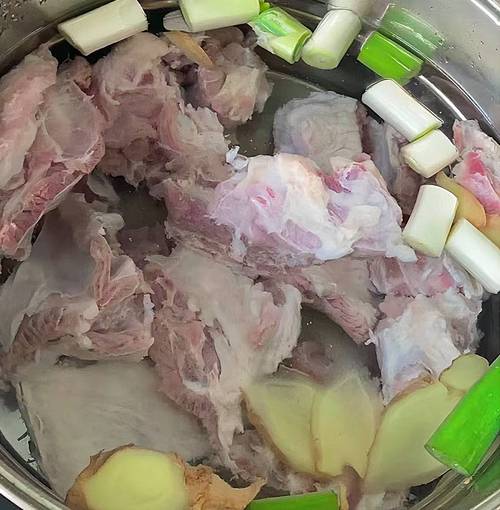 炖羊肉汤时，千万别放“它”，不然羊汤特别膻，而且羊肉特别硬