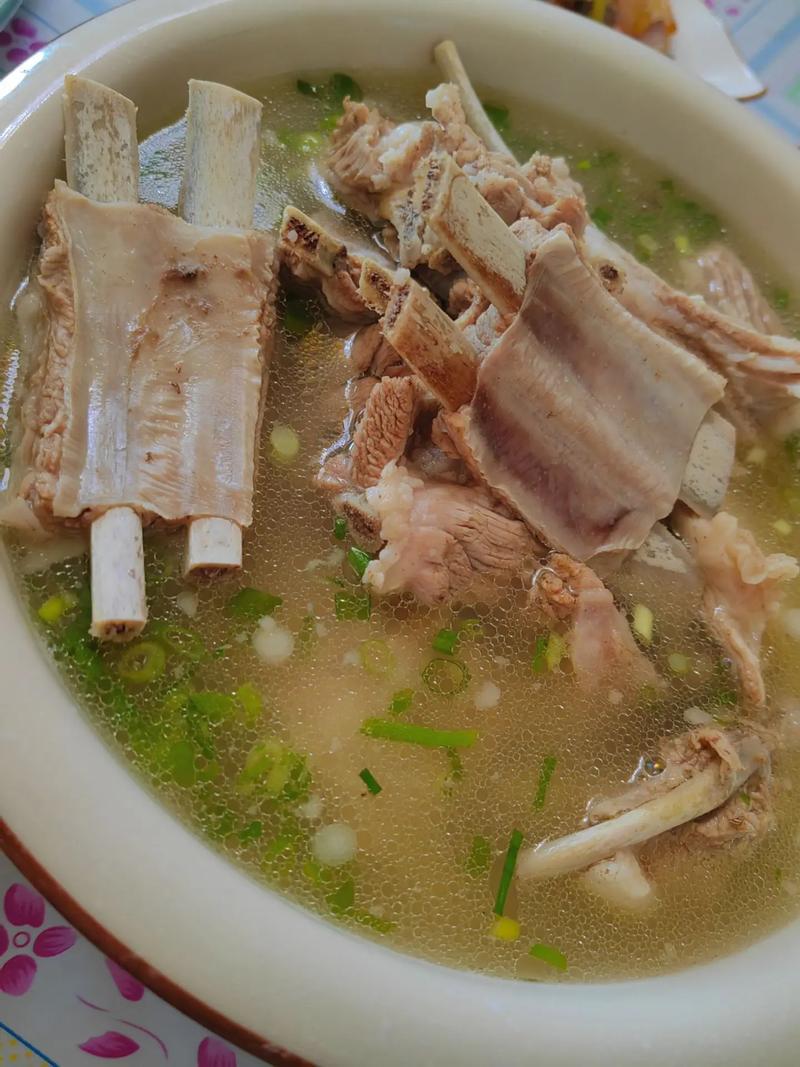 炖羊肉汤时，千万别放“它”，不然羊汤特别膻，而且羊肉特别硬