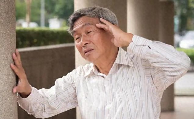 早晨起床头晕心慌？4个信号暴露血压高，医生教你稳住它