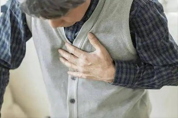 肺部开始衰弱，不是看疼不疼！医生提醒：睡觉有4异常或已衰弱