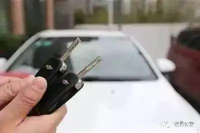 紧急提醒！别在陌生人面前掏钥匙！拍个照就能复制，实测可行！