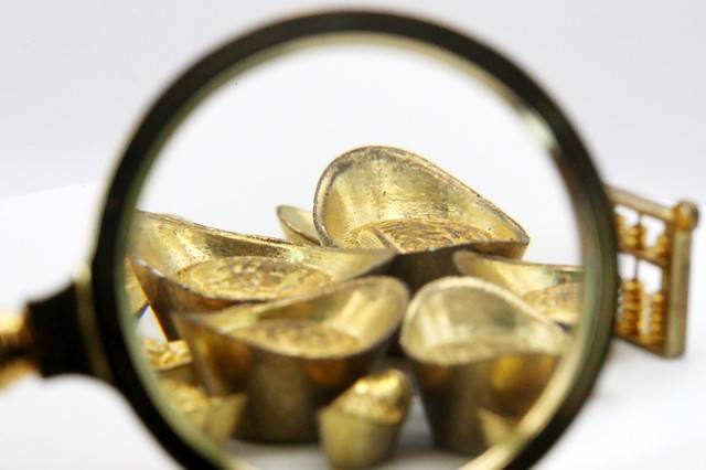 如何分析金黄金变白的现象？这种现象反映了黄金的哪些特性？