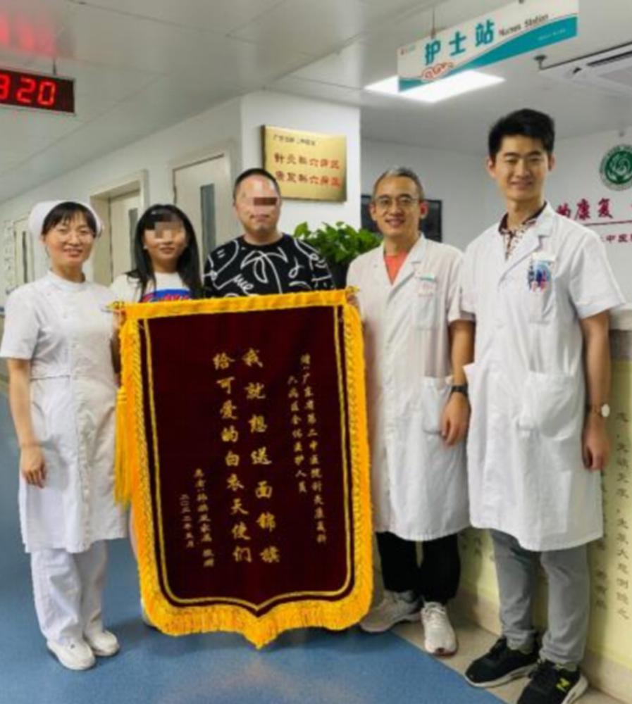 35岁小伙脑出血软瘫卧床，针灸一年助其站立康复回家