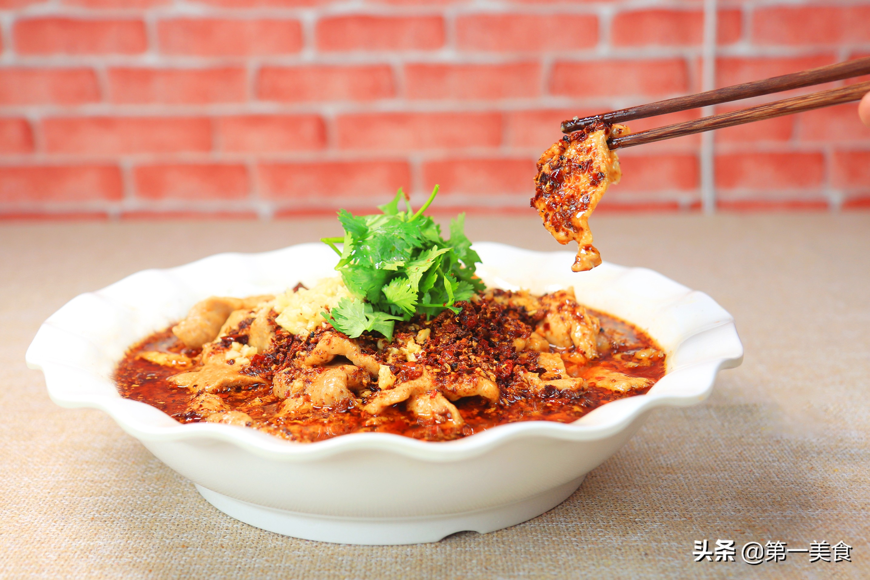 水煮肉片的正宗做法，教你肉片上浆技巧，大勺油一泼，麻辣又过瘾