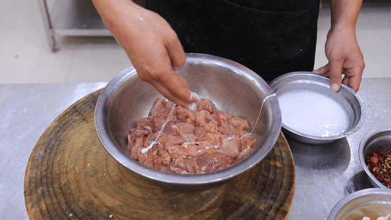 水煮肉片的正宗做法，教你肉片上浆技巧，大勺油一泼，麻辣又过瘾