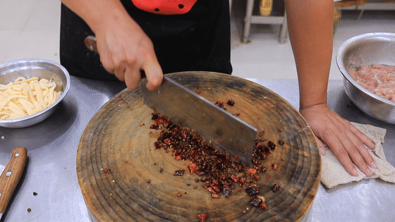 水煮肉片的正宗做法，教你肉片上浆技巧，大勺油一泼，麻辣又过瘾