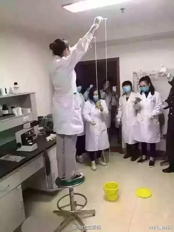 瘆人！广西一男子亲眼看大量肝吸虫从体内爬出！别傻了，芥末、白酒真杀不死虫子！