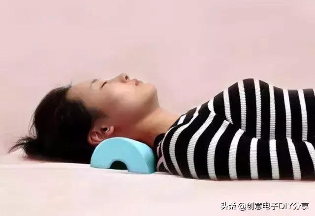 颈椎痛怎么办？按摩师傅教你一招，只需“牵引”一下就好了