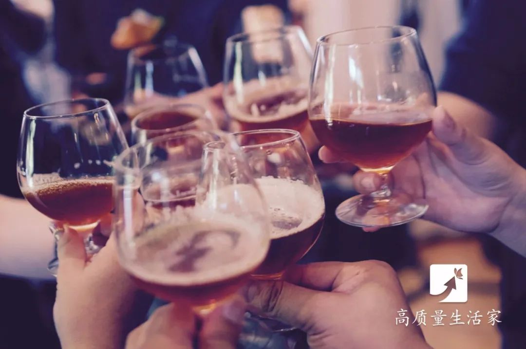 吃晚饭时，长期喝点“白酒”的人，最后身体会怎么样？